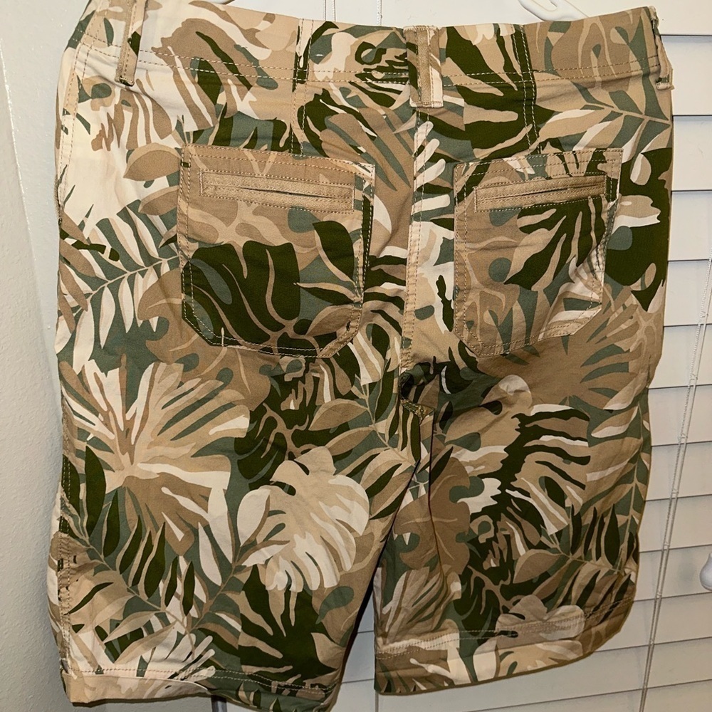 Chicos Shorts Women’s Green Floral Size 00 Flat Front Comfort Stretch Chino NWT - Picture 2 of 4